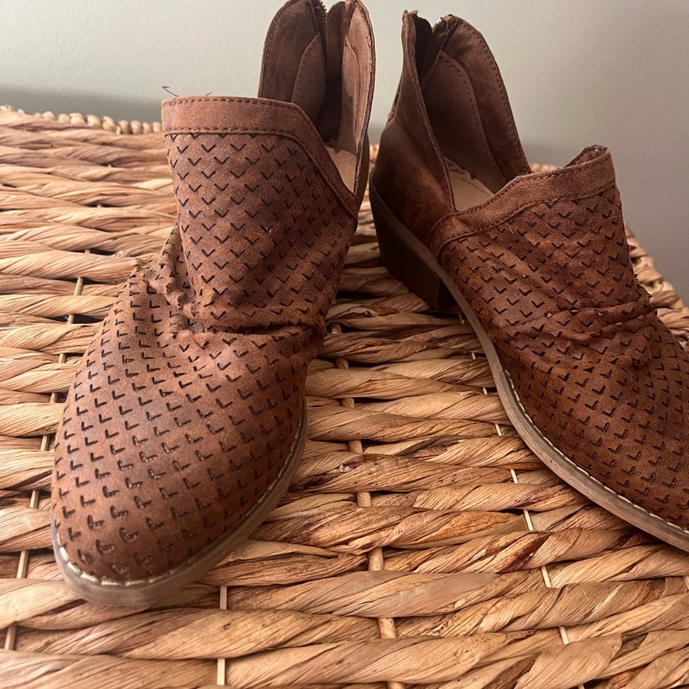 Womens size 7 brown suede booties